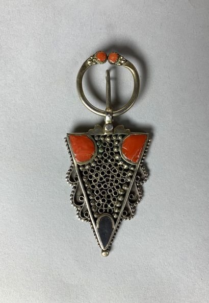 null Fibule en métal argenté émaillé rouge. 

Maroc, XXe siècle. 

H : 10,5 cm