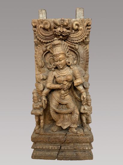 null Ecole d'Inde du Sud, vers 1800

Divinité hindoue.

Haut-relief en bois, probablement...