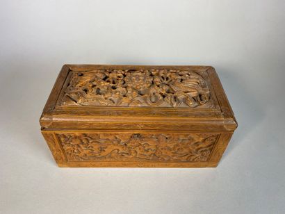 null Boite à couture en bois de santal sculpté de phœnix. 

Indochine, vers 1900....