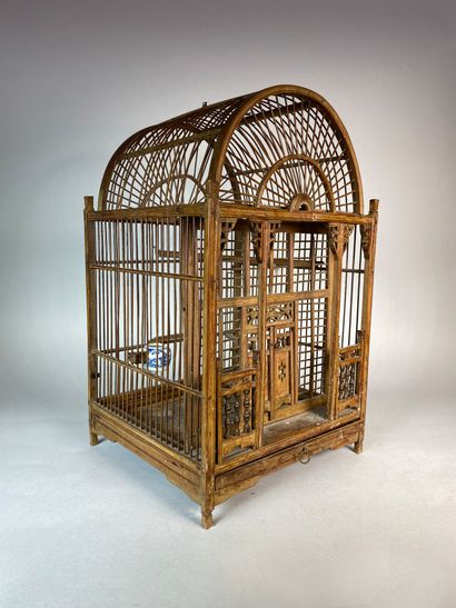 null Cage à oiseau en bois.

Chine, vers 1900. (petits manques)

H : 44 cm - L :...