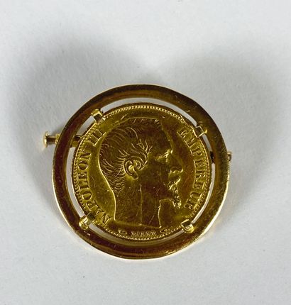 null Pièce de vingt francs or au profil de Napoléon III datée 1853 montée en broche...