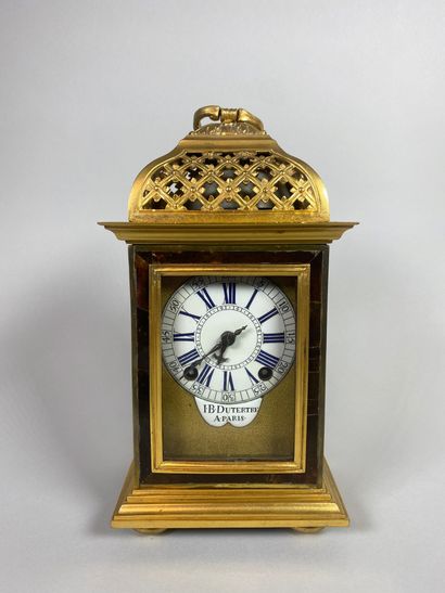 null Small clock in gilt bronze and tortoiseshell veneer, the white enamelled dial...