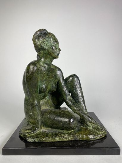 null Jean JOACHIM (1905-1990)

Modèle assis.

Epreuve en bronze à patine vert nuancé....
