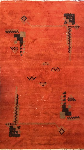 null Wool carpet with geometric patterns on a red background.

Art Deco period.

300...