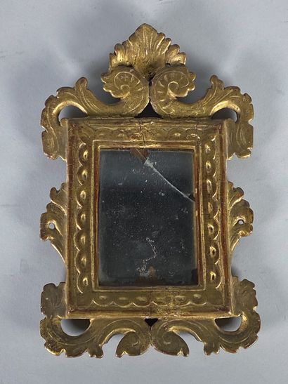 Petit miroir en bois sculpté et doré. (Restaurations)

Italie,...