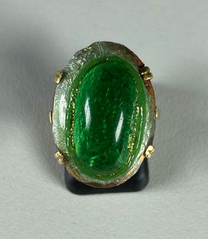 null Bague en or jaune 18K (750°/°°), le chaton ovale en cuivre émaillé vert signé...