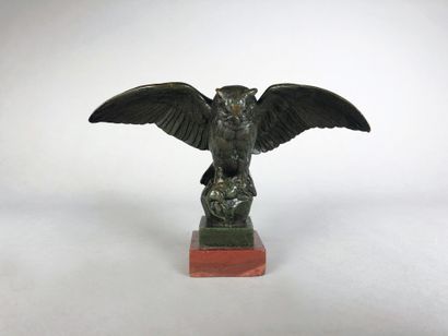 null Antoine-Louis BARYE (1795-1875)

Le hibou.

Epreuve en bronze à patine brun...