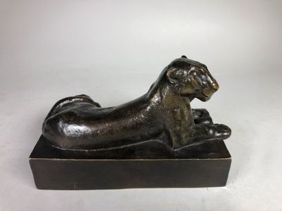 null Georges Lucien GUYOT (1885-1973)

Panther lying on a base.

Proof in bronze...