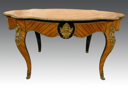 Importante table de milieu violonée en bois...