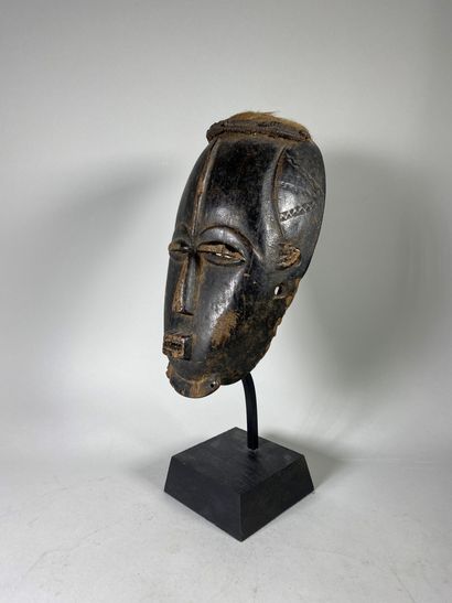 null Rare and beautiful old Gouro mask. Beautiful patina.

Ivory Coast.

H : 25 ...