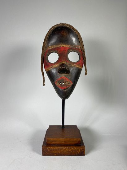 null Impressive Dan court mask. Piece of red fabric reported.

Ivory Coast.

H :...