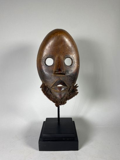 null Dan court mask. Beautiful patina.

Ivory Coast.

H : 22 cm

Plinth.