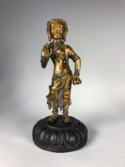 null Sujet en bronze doré et argenté représentant Padmapani debout, en léger déhanchement,...