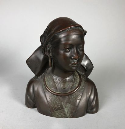 null Ecole vietnamienne du XXe siècle

Portrait de jeune femme.

Epreuve en bronze....