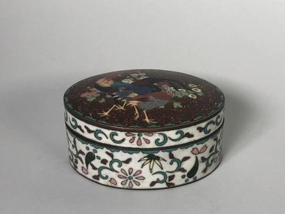 Small oval box of shippo type, in polychrome...
