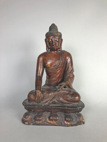 null Sujet en bois laqué or sur fond brun-rouge, représentant le Bouddha assis en...