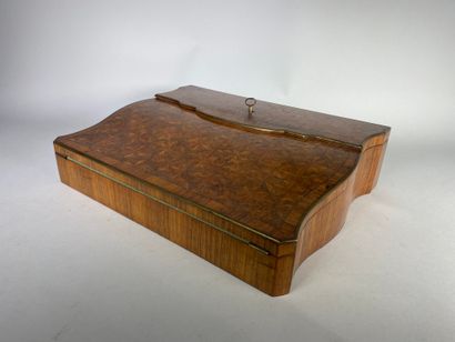 null Veneer writing desk inlaid with star patterns. Marked E. BOULU in Lyon. 

19th...