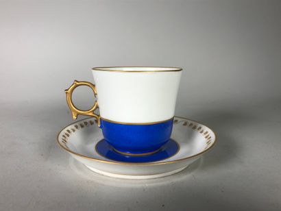 SEVRES

, 15-1858

Petite tasse en porcelaine...
