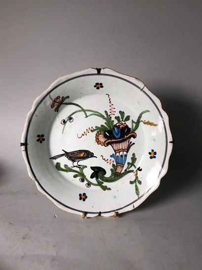  LA ROCHELLE (?), XVIIIe siècle 
Assiette en faïence polychrome à décor d'oiseau...