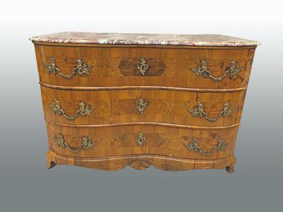 null Curved chest of drawers in veneer, the belt carved with a shell. It opens to...