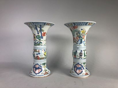null Pair of small vases of Gu form, in porcelain and enamels of wucai style with...