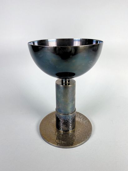  Jean DEPRES (1889-1980) 
Coupe circulaire en métal argenté, la base martelée, le...