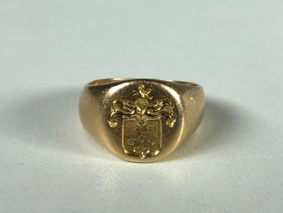 null Chevalière armoriée in 18K (750°/°°) yellow gold. 

Finger size : 48 - Weight...