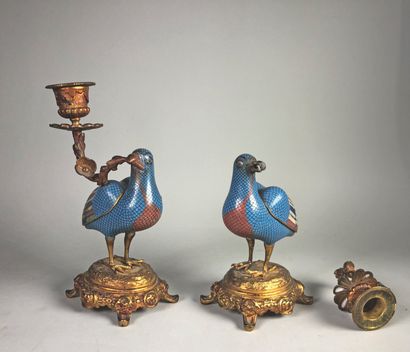 null Pair of cloisonné bronze quails holding in their beaks an arm of light (one...