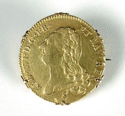 null Pièce en or au profil de Louis XVI, 1786 montée en broche (aiguille en métal)....