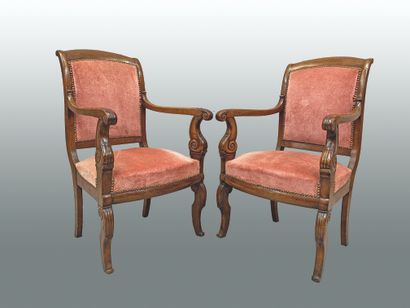 null Pair of mahogany and mahogany veneered armchairs resting on saber feet at the...