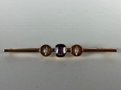 null Brooch in 14K (585°/°°) yellow gold set with an amethyst and two small cultured...