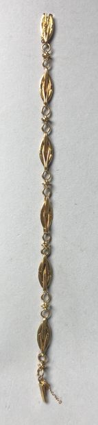 null Bracelet in 18K yellow gold (750°/°°) alternating mandorla and circular links.

Length...