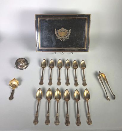 null Douze cuillères à entremet en argent doré de style Louis XV avec passe-thé,...