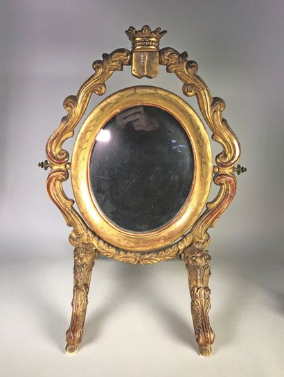 null Psyché ou miroir de table ovale en bois doré surmontée d'une couronne. Piétement...