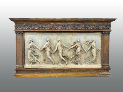  D'après l'Antique 
"Les danseuses Borghese". 
Epreuve en plâtre dans un encadrement...