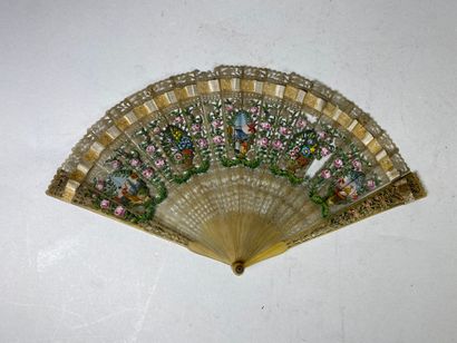 null Small fan in blond tortoiseshell finely openwork and painted with chinoiserie...