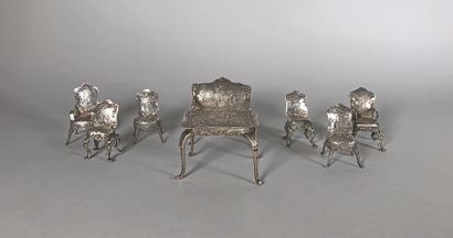 null Salon miniature en argent composé d'un canapé, une table, deux fauteuils, quatre...