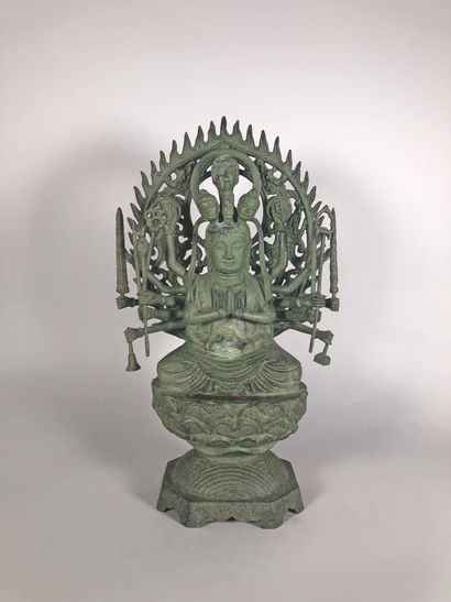 null Sujet en bronze patiné vert représentant le Bodhisattva Kannon-Avalokiteshvara...