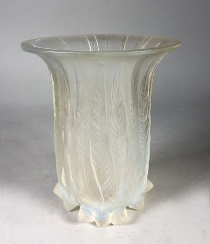 René LALIQUE (1860-1945) 
Vase Eucalyptus,...