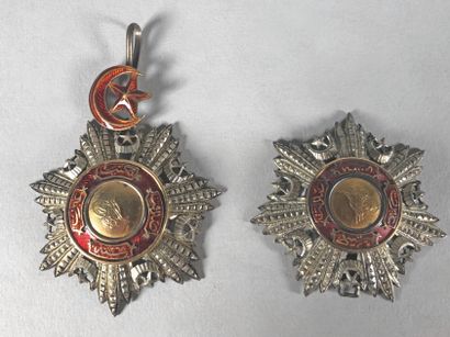  Ordre du Medjidieh (Turquie). Deux plaques en argent émaillées rouge et rehaussées...