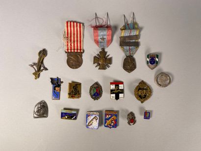 null Trois médailles militaires et quatorze broches ou insignes militaires.