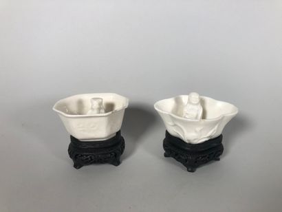 Deux petits godets à eau en porcelaine blanc-de-Chine,...
