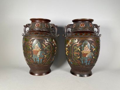 null Paire de vases en bronze cloisonné à décor de bouddha sur un chien de fö. Anses...