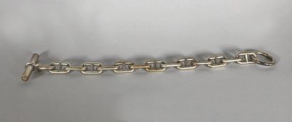 null HERMES (Dans le goût de)

Bracelet à chaine marine en argent. 

Long. : 22 cm...