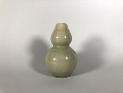 Petit vase double-gourde en porcelaine émaillée...