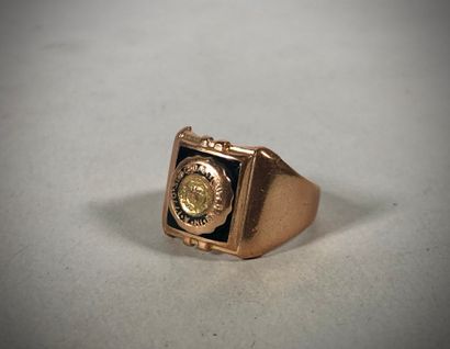 null 
Chevalière in 9K yellow gold chased with a shield and enamelled to show a motto.




Finger...