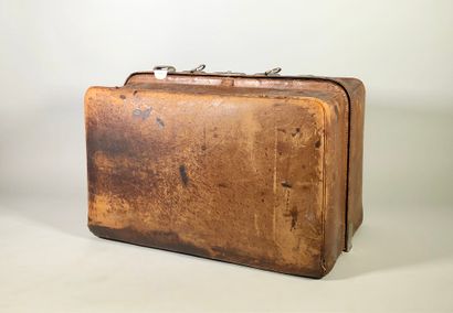 null Maison Paul SORMANI. 

Petite valise en cuir marron (usures et taches). La serrure...