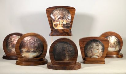 null Collections de six lampes coquillages sur socles en bois exotique à décor tahitien....