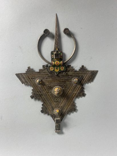 null Fibule ou tizerzaï en métal argenté ciselé, ajouré et émaillé 

Maroc, XXe siècle.

H...