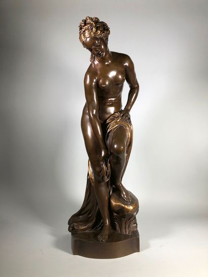 null Christophe Gabriel ALLEGRAIN (1710-1795)
Vénus sortant du bain.
Epreuve en bronze...
